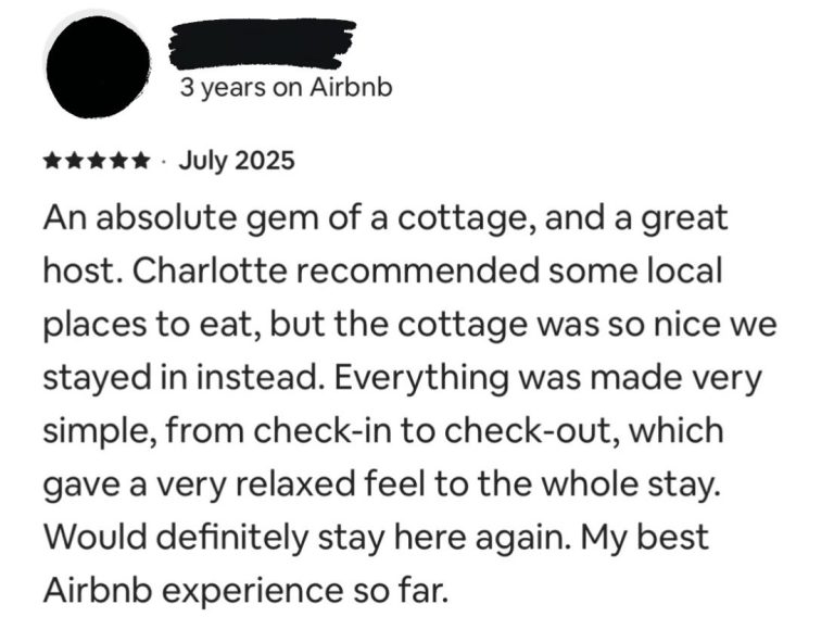 Review praising a cottage stay, highlighting a great host and relaxed atmosphere.